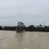 台風3号の影響で紅河のフォンチャウ橋が崩落