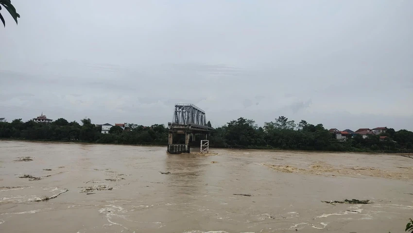 台風3号の影響で紅河のフォンチャウ橋が崩落